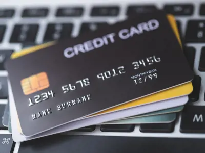 Verwijder de termen "creditcards" en "debitcards" op uw betaalpagina