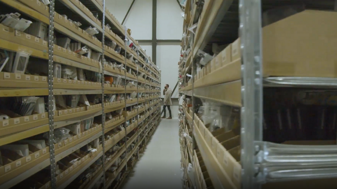 Marcel Hooft, CEO Smartphonehoesjes.nl loopt door het nieuw geopende pand: "In 2021 gaan we officieel over en dan hopen we voorlopig te blijven zitten."