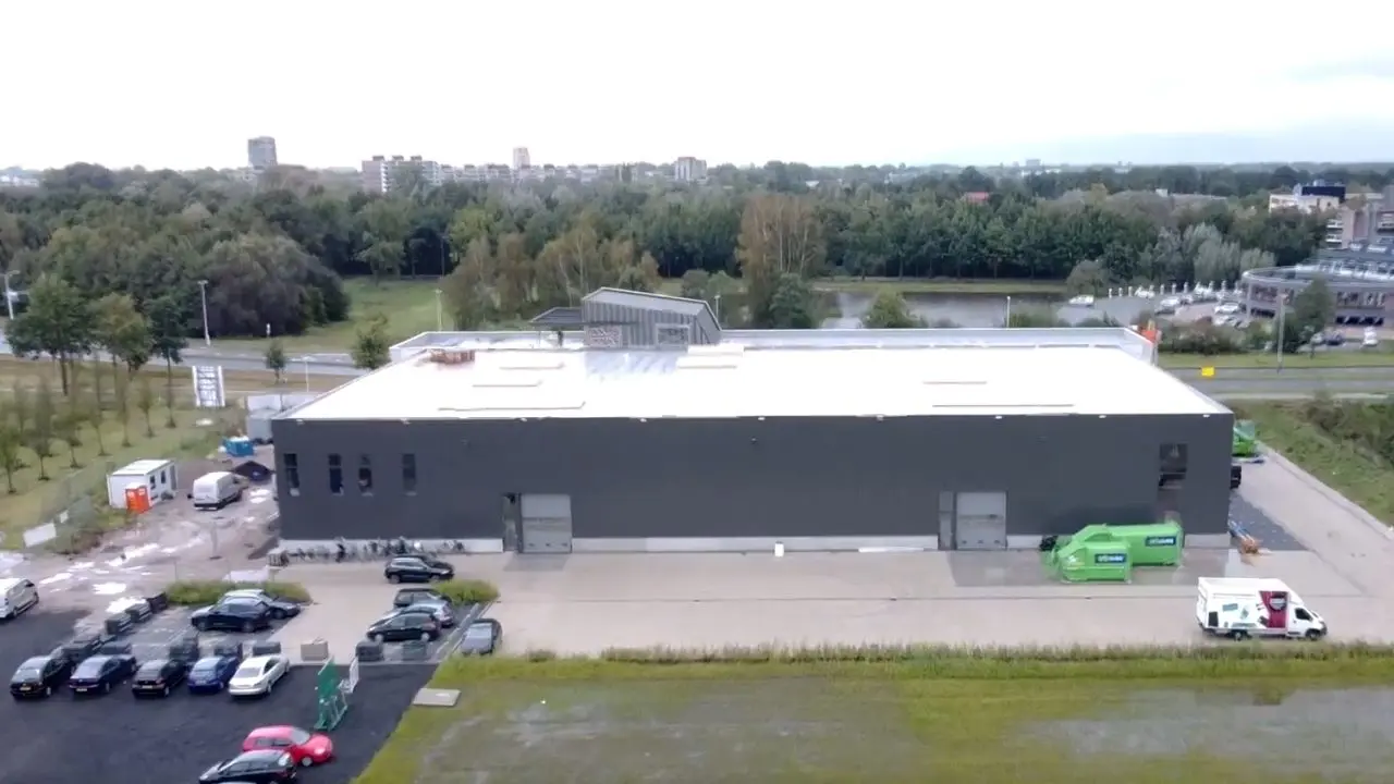 Bouwpersoneel rijdt nog af en aan, dus het is nog niet 100% af, maar het pand staat er! Marcel: "Hier hebben we voorlopig genoeg ruimte om te groeien."