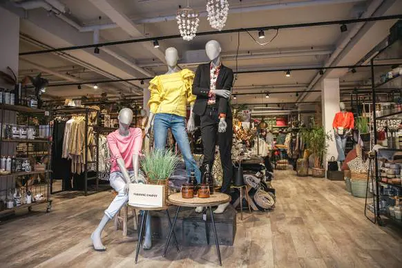 Winkelinrichting van Bomont fashion en lifestyle; voor verschillende klantgroepen interessant.